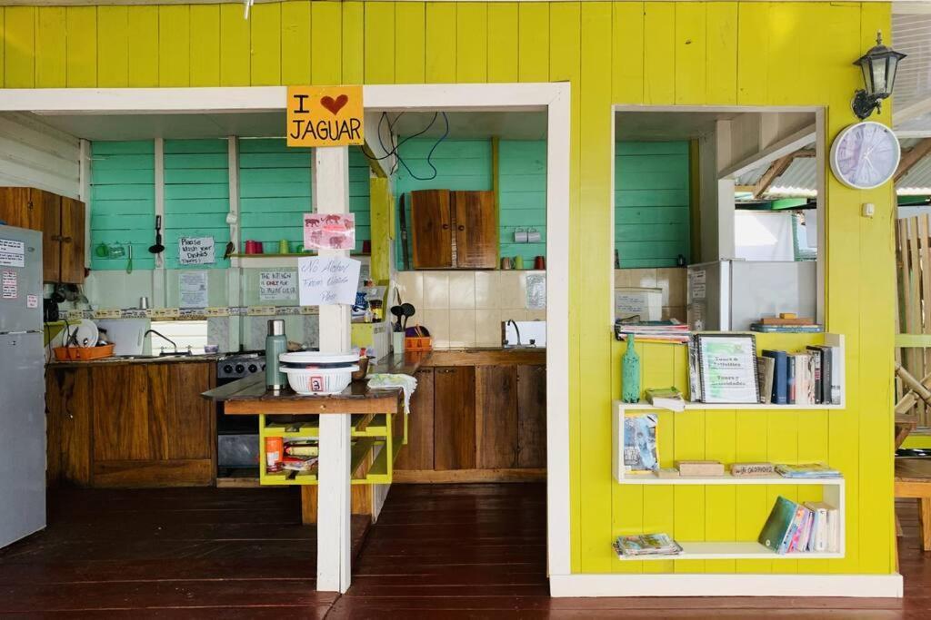 El Jaguar Hostel Bocas del Toro Exterior photo
