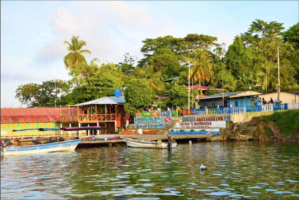 El Jaguar Hostel Bocas del Toro Exterior photo