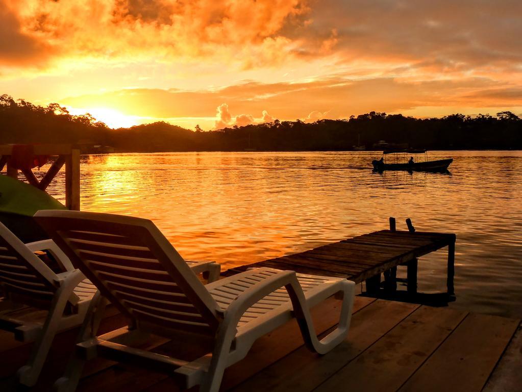 El Jaguar Hostel Bocas del Toro Exterior photo